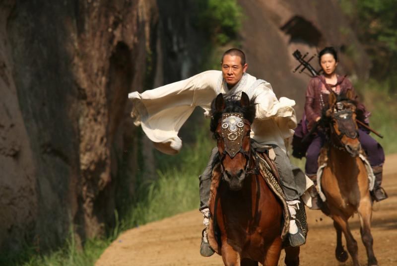 Jet Li și Yifei Liu călare pe cal, într-o scenă din filmul ''The Forbidden Kingdom'' (2008)