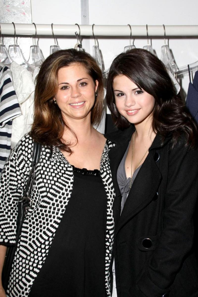 Selena Gomez și mama sa, Mandy Gomez, fotografiate la un eveniment monden organizat în Los Angeles