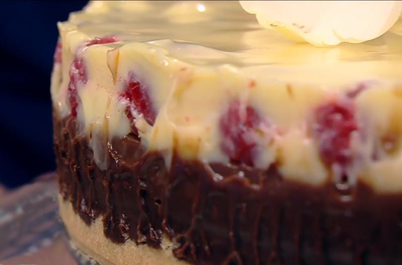 Rețeta Tort duo cu ciocolată și zmeură. Tort simplu și rapid, fără coacere