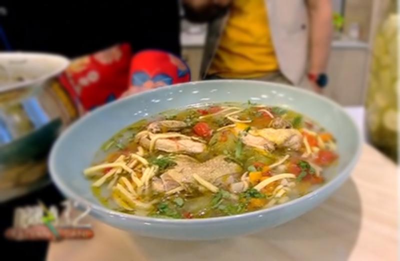 Rețetă de ciorbă de cocoș cu tăiței de casă și castraveciori acri