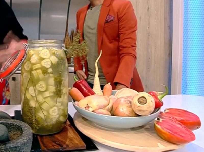 Rețetă de ciorbă de cocoș cu tăiței de casă și castraveciori acri