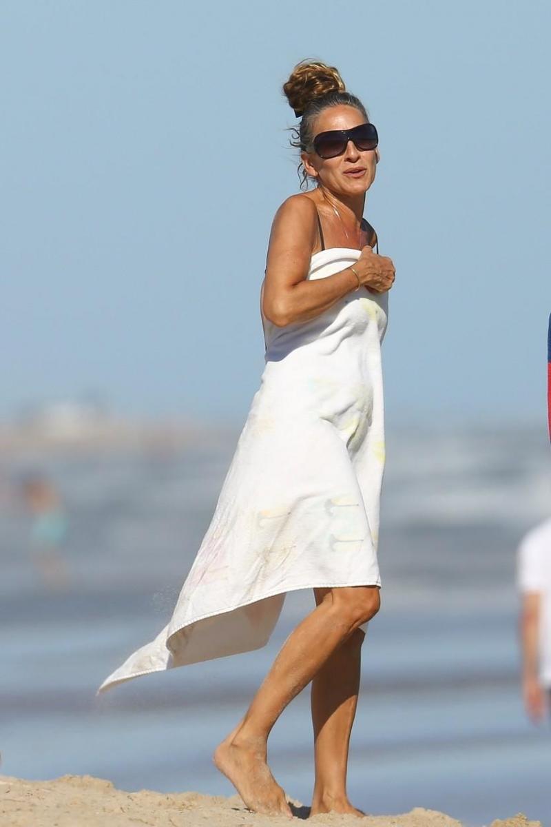 Paparazzii au surprins-o pe Sarah Jessica Parker la plaj?