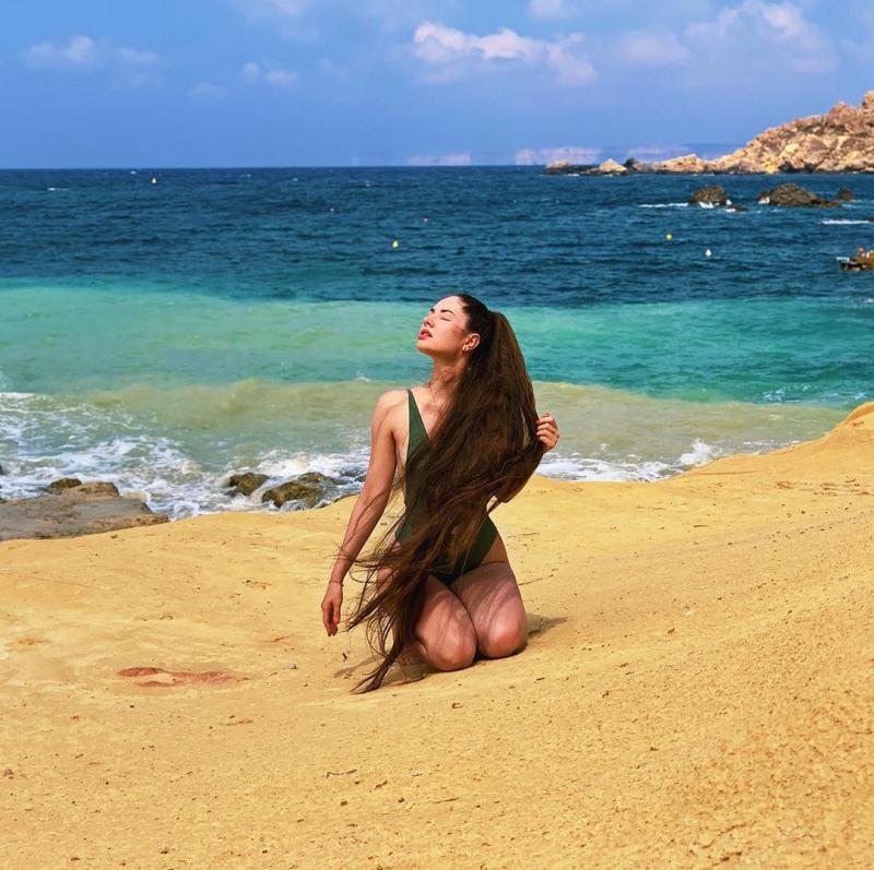 Moldova se laudă cu Rapunzel. Cum arată Xenia, tânăra cu păr lung până la genunchi