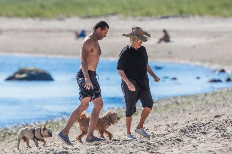 Cum arat? Hugh Jackman f?r? tricou, la 51 de ani