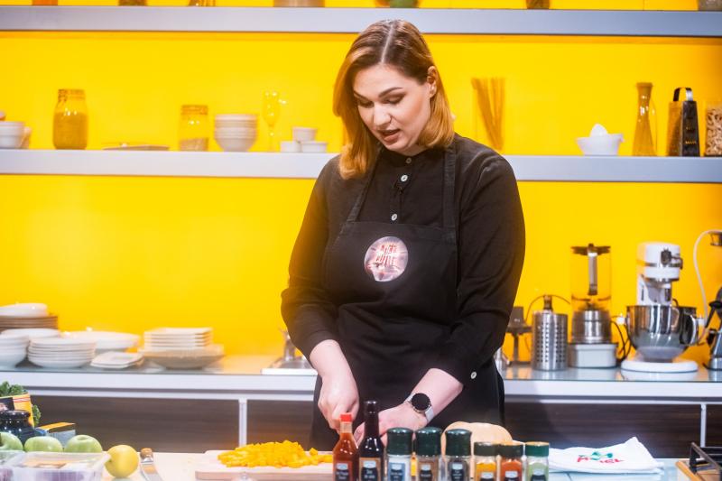 „Găteam pe farfurii de aur sau argint, vechi de o sută de ani, fără să le atingem”. Roxana Vasile de la „Chefi la cuțite” a gătit pentru prințul Harry și generali britanici