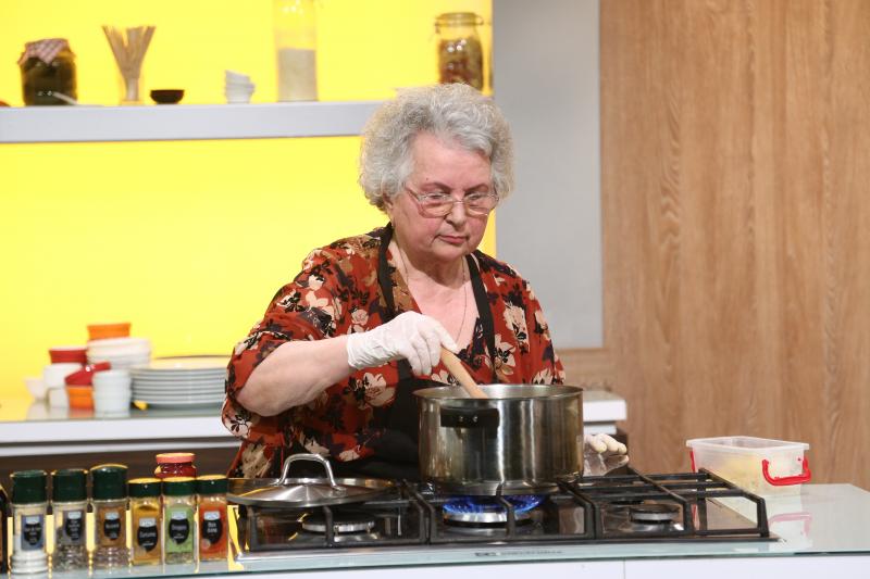 A venit să le servească lui Bontea, Dumitrescu și Scărlătescu „mâncare ca la bunica acasă”. Reacția chefilor la degustare