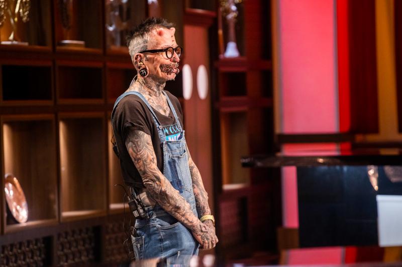 Are un look înfricoșător, dar o meserie aproape banală. Cu ce se ocupă concurentul plin de tatuaje în viața de zi cu zi