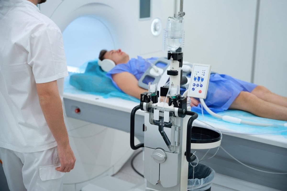 (P) 7 motive pentru care s&#259; alegi MedLife pentru un RMN abdominal: tehnologie &#537;i confort pentru pacient