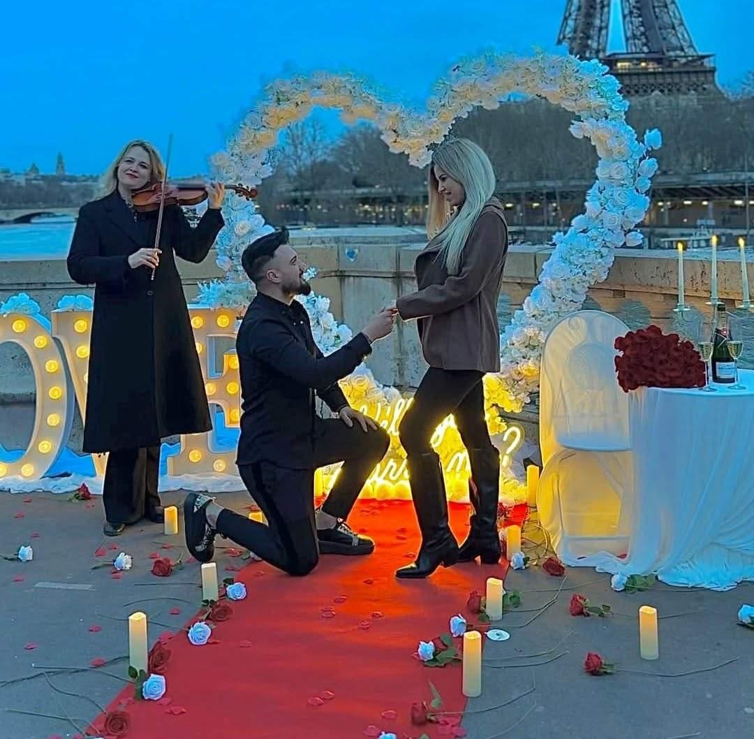 Poza pentru articolul Fosta concurentă de la Insula Iubirii, cerută în căsătorie într-un decor de poveste: „Pe malul Senei am spus DA”