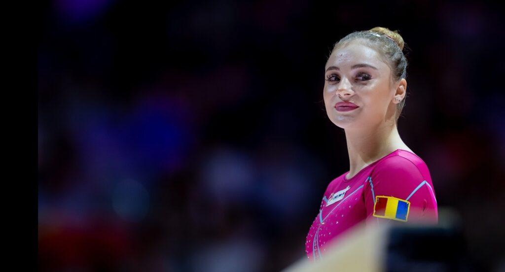Ce a spus Sabrina Voinea când şi-a văzut nota de locul 4 după exerciţiul de la sol. S-a uitat dezamăgită spre mama ei