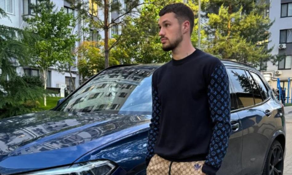 Popescu nu se descurca cu 2.000 de euro pe lună şi vinde acum maşini aduse din Germania