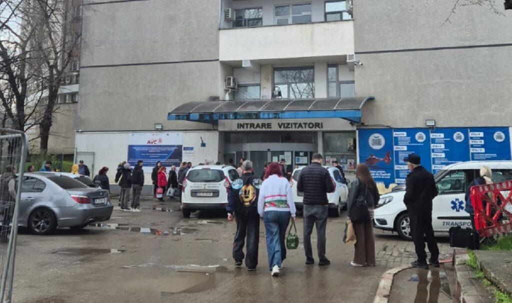 Continuă scandalul, la o zi după infarctul lui Mircea Lucescu. Revolte în faţa Spitalului Universitar