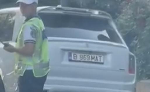 Imaginea zilei în Bucureşti! Milionarul celebru căruia maşina de 700.000 de euro i-a fost ridicată cu platforma