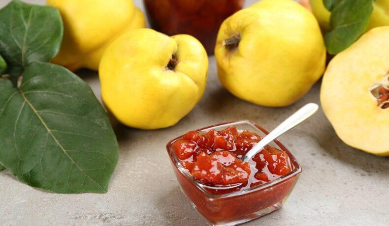 Chutney de gutui cu ceapă roșie și chili. Un preparat dulce-acrișor și picant