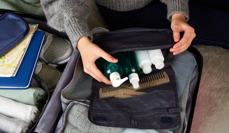 Cum poți împacheta eficient pentru călătoriile de iarnă folosind doar bagajul de mână. Sfaturi și trucuri utile