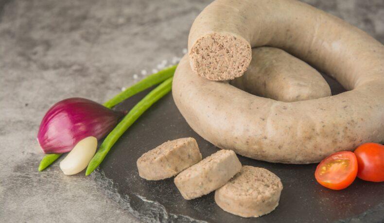 Lebăr de casă. Rețetă de pate tradițional în maț, pe bază de ficat de porc, slănină și condimente