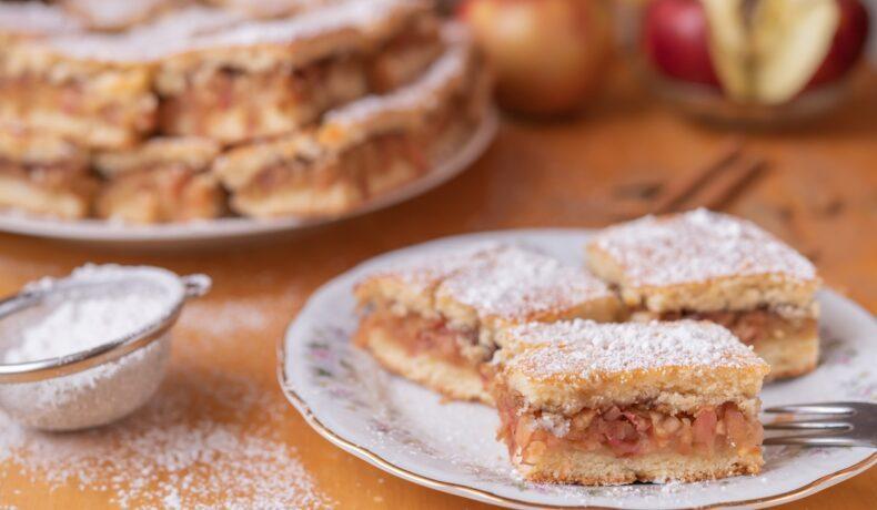 Plăcintă turnată cu mere, fără zahăr. Pașii pentru un super desert cu mere