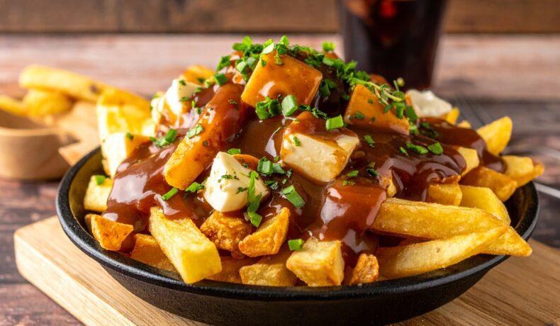 Rețetă de poutine. Cartofi prăjiți cu brânză și sos