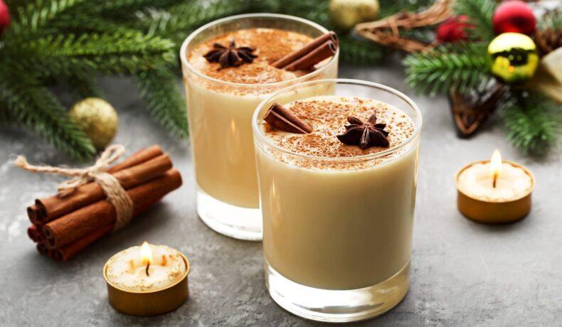 Eggnog. Rețeta de lichior cremos cu gălbenușuri, lapte, zahăr și alcool