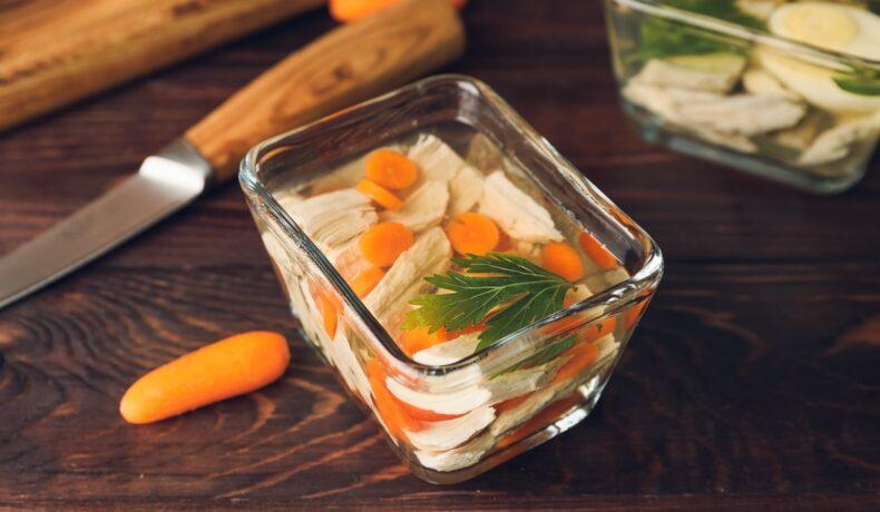 Piftie de curcan cu legume. Versiune mai ușoară a răciturilor tradiționale, ideală pentru cei care evită carnea de porc