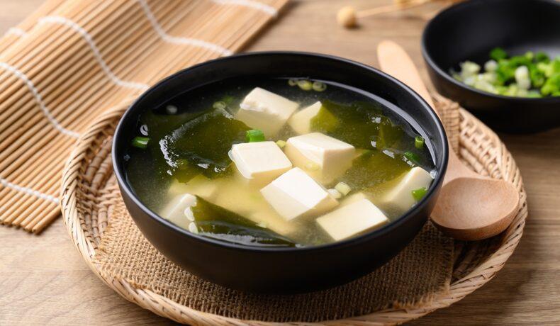 Supă miso cu tofu și alge. Rețetă japoneză ușoară pentru detoxul de după Revelion