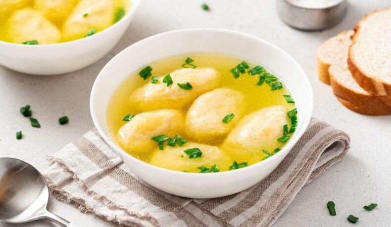 Supă de pui cu găluște pufoase de griș. Rețetă ca la mama acasă