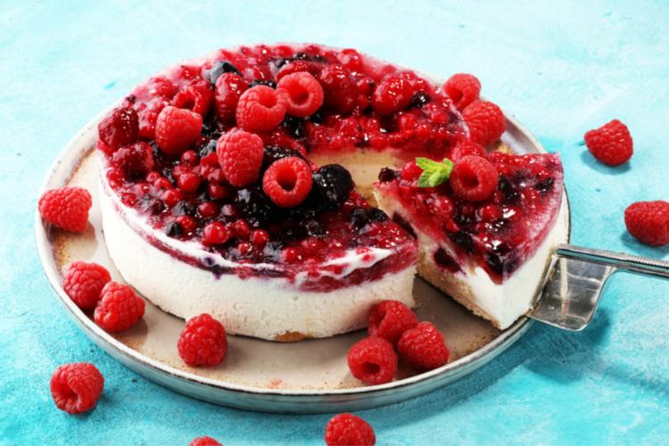 Rețetă de cheesecake fără coacere, cu fructe de pădure. Pașii simpli pentru un desert de vis