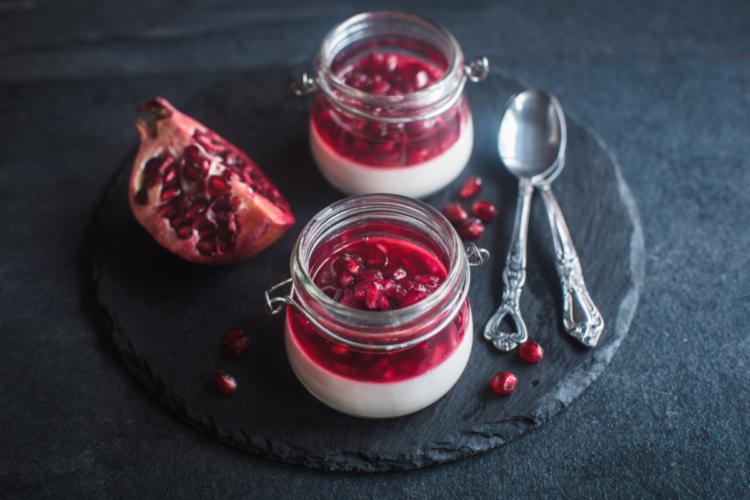 Panna cotta cu rodie. Desertul cremos cu echilibrul perfect între dulce și acrișor