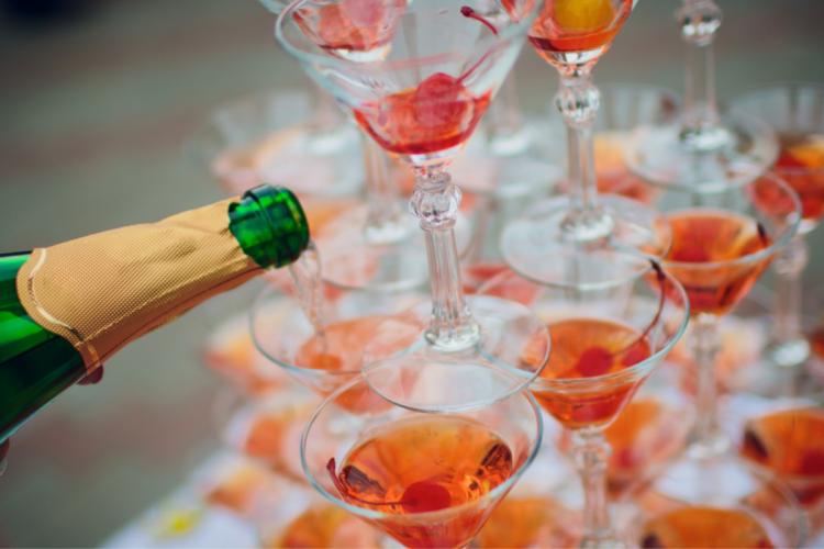 Dai o petrece acasă? Iată cu ce cocktailuri cu șampanie îți poți impresiona oaspeții
