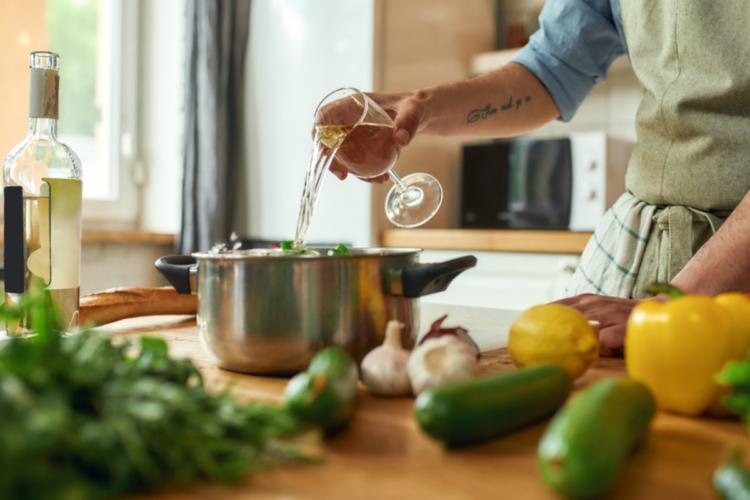 Ți-a rămas vin în sticlă? Iată ce poți face cu el