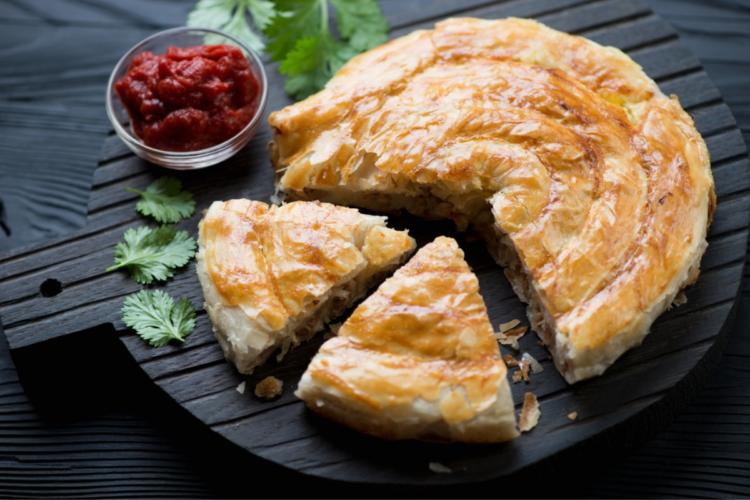 Burek cu carne. Cum prepari acasă cel mai popular street food din Balcani