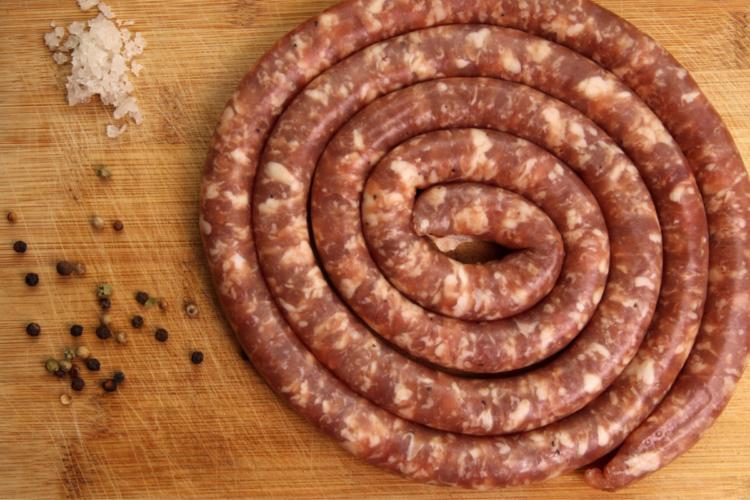 Cârnați de casă moldovenești, după rețeta tradițională. Ingrediente și pașii de urmat pentru un gust desăvârșit