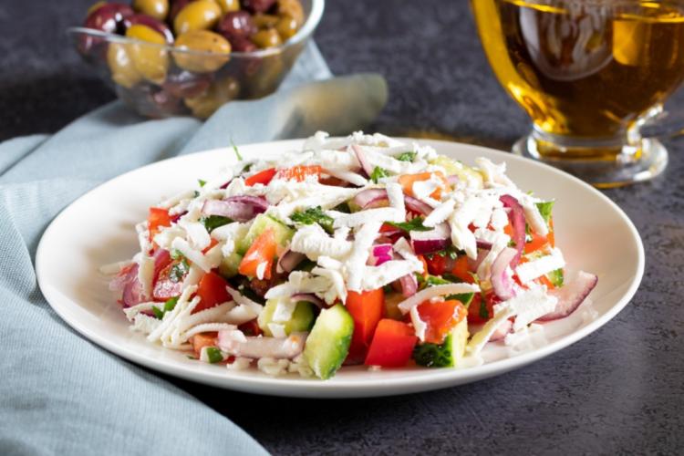 Salata Shopska sau cum să faci acasă salata bulgărească, la fel ca în țara vecină