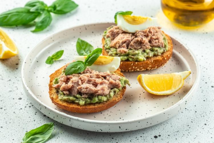 Rețetă de bruschete cu ton și avocado. Cum obții ușor și rapid niște aperitive delicioase