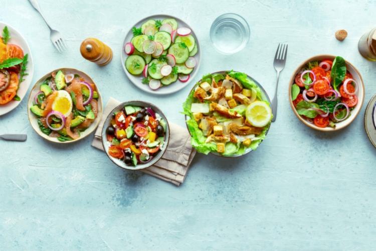 9 salate sănătoase și hrănitoare. Ce poți să mănânci pentru o dietă echilibrată