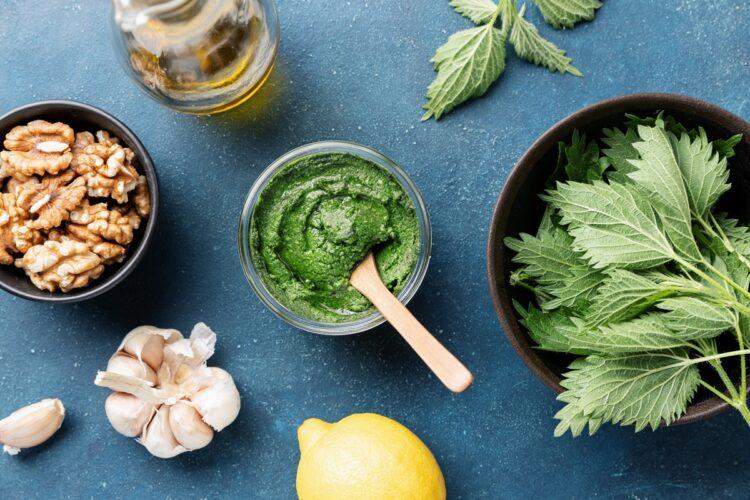 Pesto de urzici cu nuci. Rețeta unui sos vibrant și plin de nutrienți