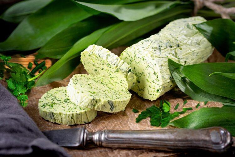 Unt aromat cu leurdă, pătrunjel și ceapă verde