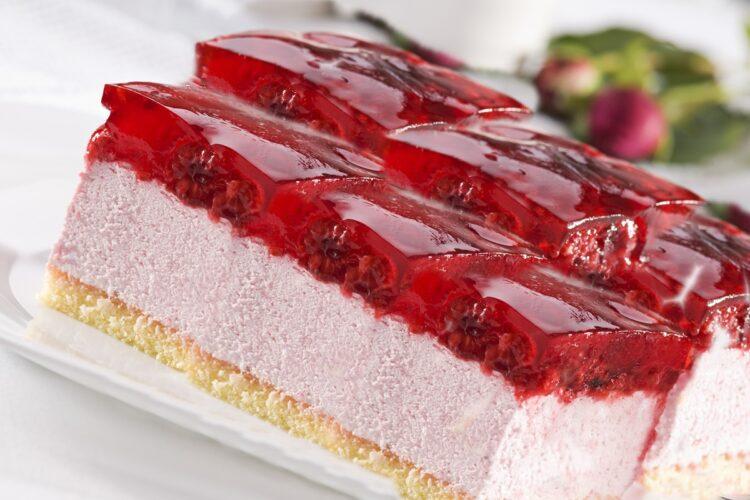 Prăjitură cu mousse de zmeură și jeleu de zmeură. Un desert fructat și elegant