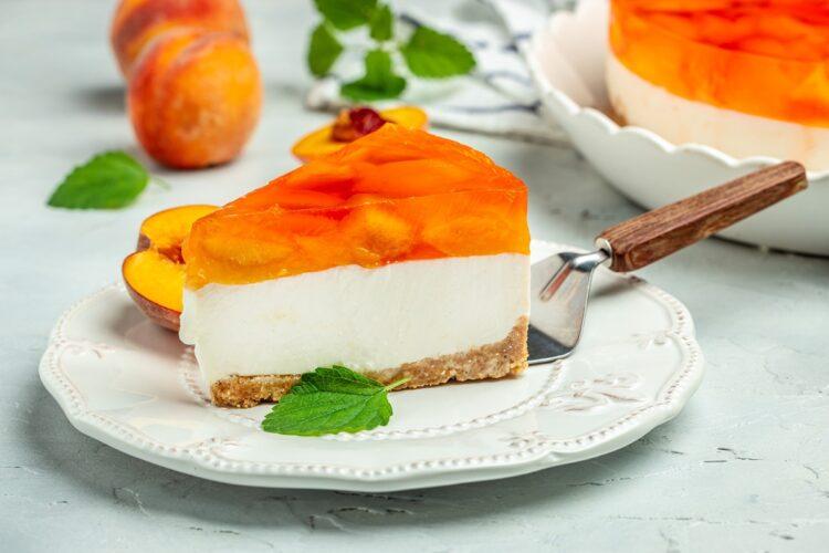 Cheesecake cu jeleu de caise. Un desert delicios și spectaculos