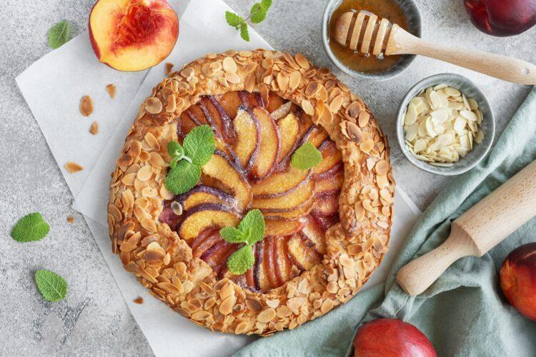 Galette cu nectarine și migdale. Rețetă de tartă rustică, franțuzească