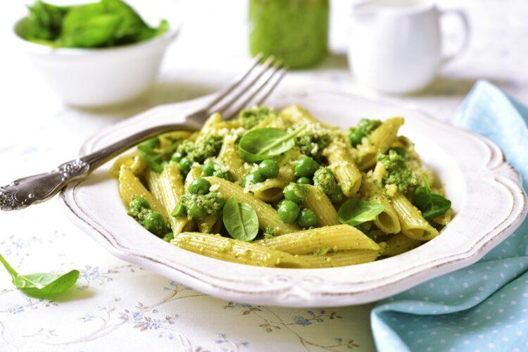 Paste cu mazăre și pesto de busuioc. Un preparat ideal pentru o masă de vară