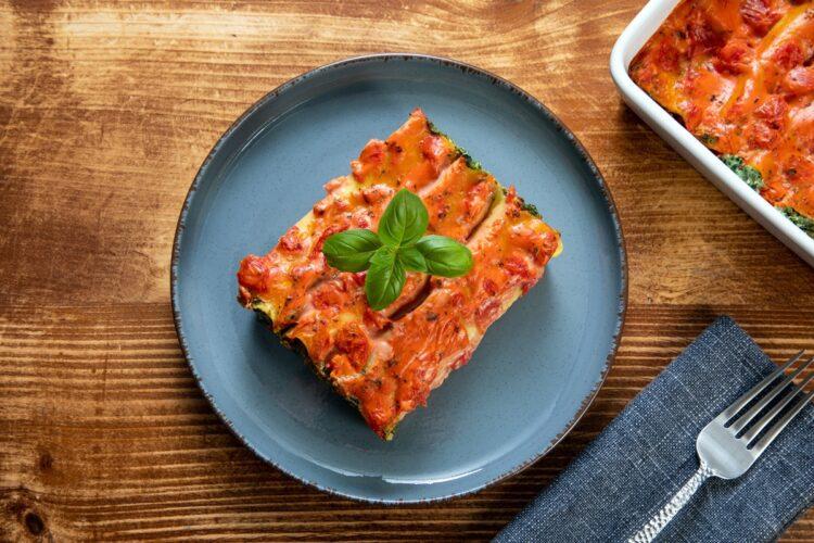 Cannelloni cu ricotta și spanac în sos de roșii. Un preparat clasic al bucătăriei italiene