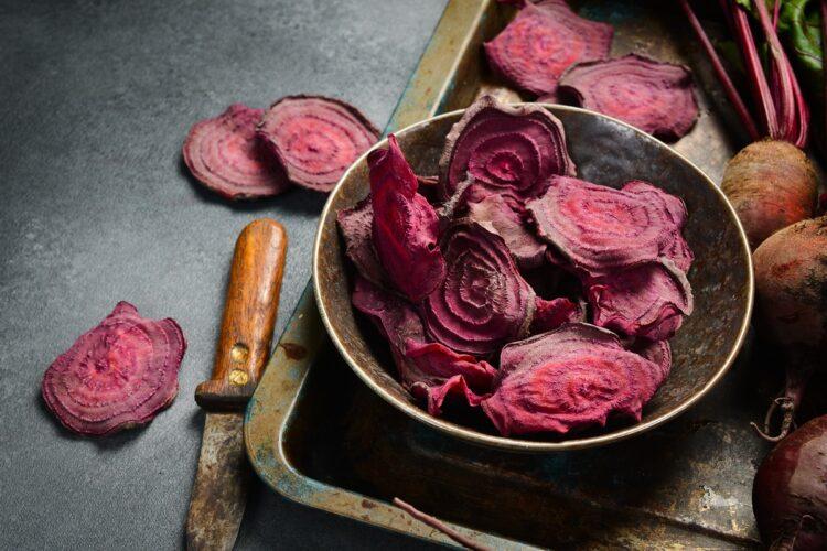 Chipsuri de sfeclă roșie cu condimente. Gustări simple, dar savuroase