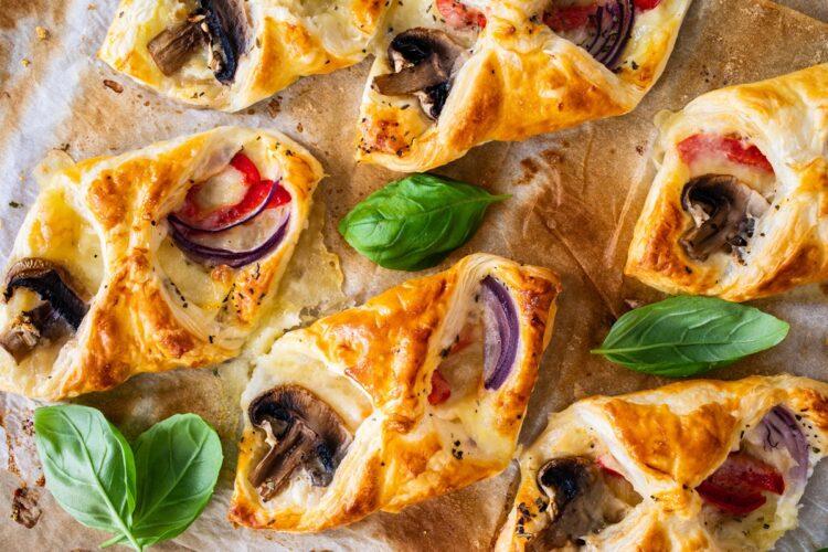Pateuri din foietaj cu ciuperci, mozzarella, ardei și ceapă roșie