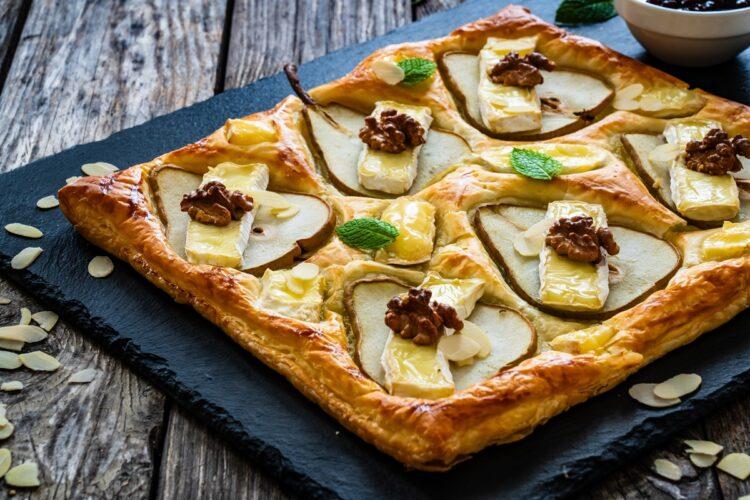 Tartă cu pere și brânză Camembert, în aluat foietaj