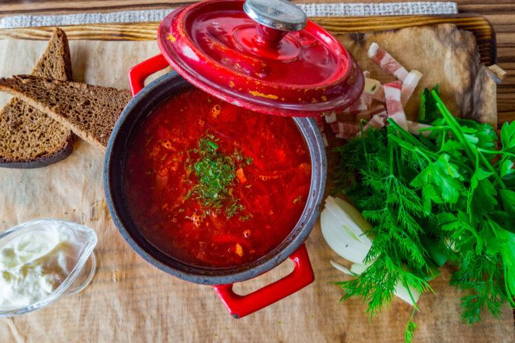 Supă de sfeclă roșie și borș de sfeclă roșie. Rețete pentru o toamnă caldă și plină de gust