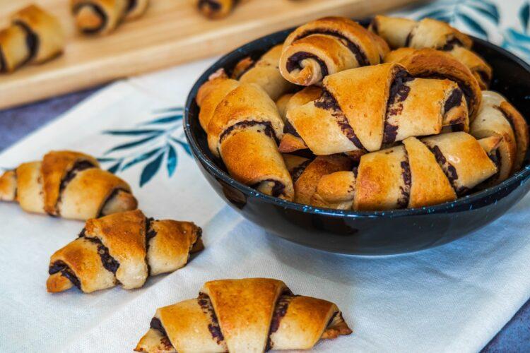 Cornulețe cu ciocolată și nuci. Desert fraged și delicios, de post