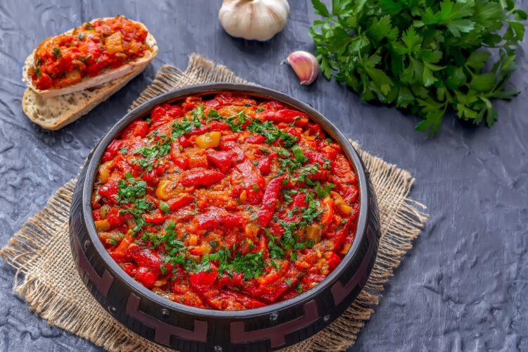 Mâncare de ardei copți cu roșii. Rețetă simplă și ușoară, de post