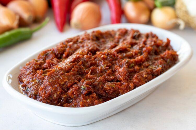 Pastă de mici preparată în casă. Rețetă tradițională românească