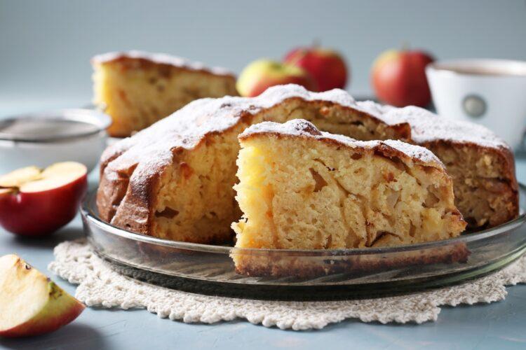 Prăjitură de post cu mere cuburi, aromată și plină de bucăți fructate